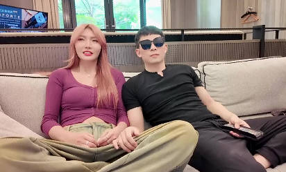 Elephant Media DY-023: Inviting an ex-girlfriend over for a chat leads to rekindled passion and non-stop sex in various spots around the house.