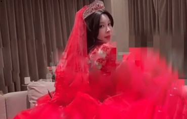 A beautiful bride with a voracious appetite for sex! Clad in a red veil, she mounts him and rides his cock right away—she simply couldn’t wait for the wedding night.